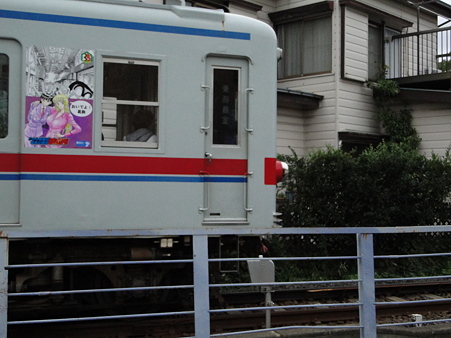 こち亀「両さん」ラッピング電車