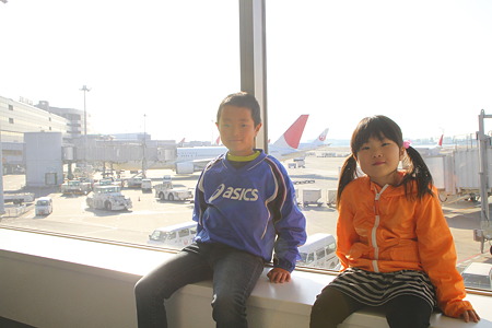 009　飛行機に乗るのを待ちきれない子供たちｗ