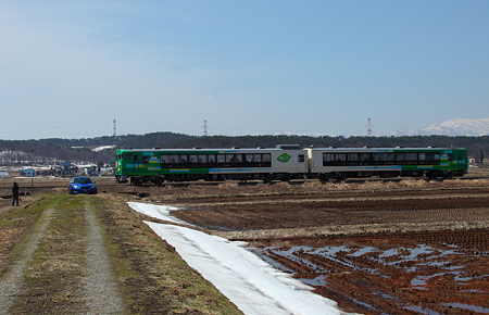 愛車と電車と山の稜線