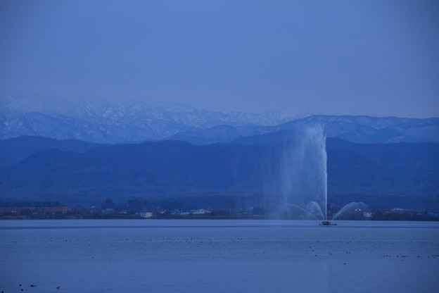 柴山潟 雪の白山と噴水 1 写真共有サイト フォト蔵