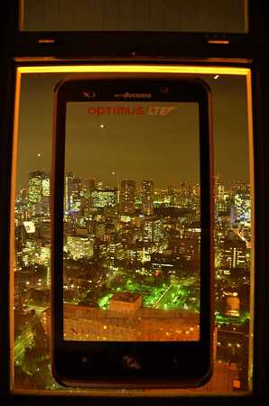 窓にスマホ
