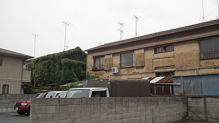 古いアパート 奥には植物放置系住居も。品川宿青物横丁近く