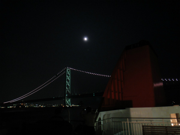 お月様と明石海峡大橋