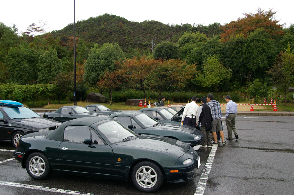 高速道路のパーキングエリアで何やら始める