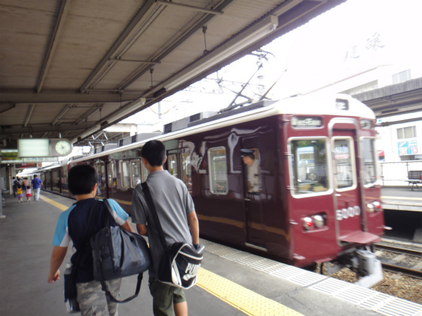 JRと阪急電車を乗り継いで、まずは蛍池へ
