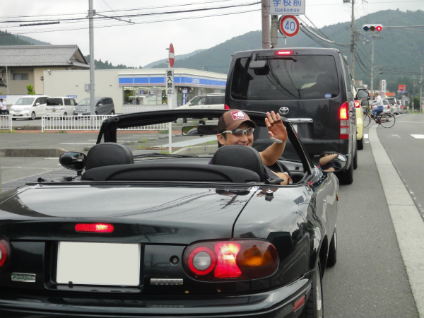 ロードスターの車列を先導してご機嫌のもっちさん