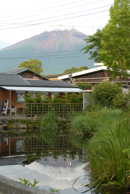 水面に富士山が写し出される鏡池