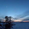 木星と寒月の見える夕景